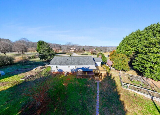 Building Photo - Welcome to this Comfortable, Charming & Outdoor Living, Single-Level Home