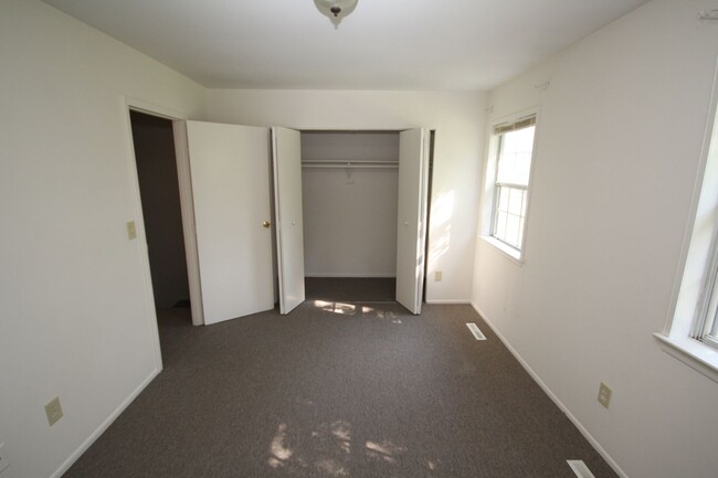 Building Photo - Freshly renovated 3 bedroom with bonus roo...