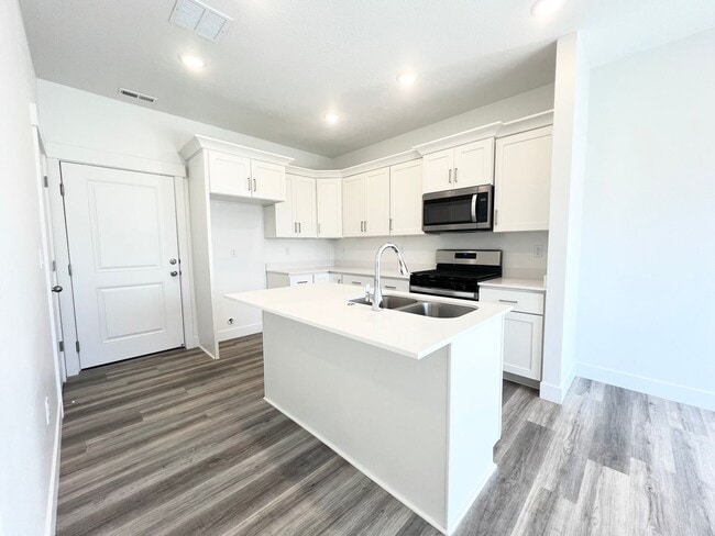 Building Photo - 3 Bed/2.5 Bath Townhome in Salem!