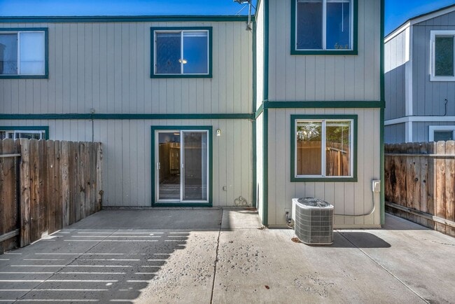 Building Photo - Updated Three Bedroom Townhome