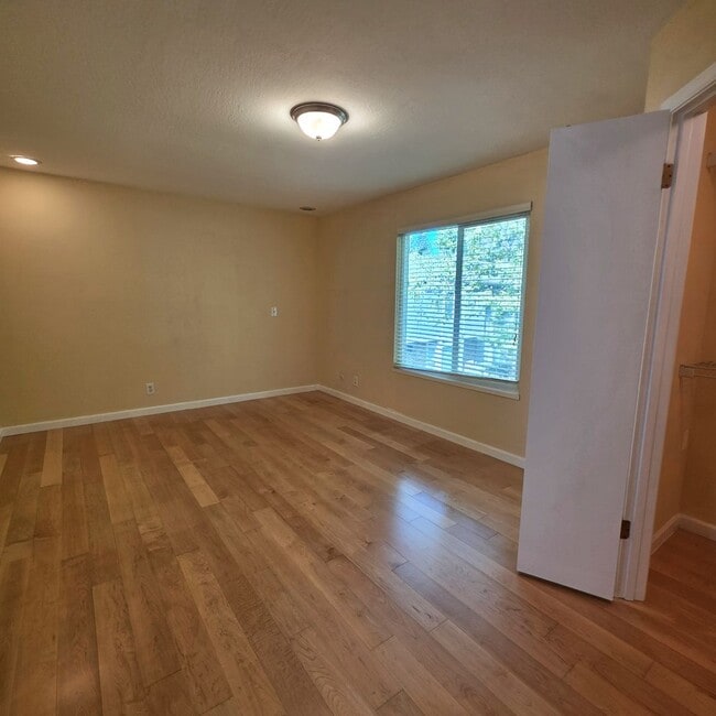 Building Photo - Cute 3BD/1.5BA Townhome with Great Commute location in Danville
