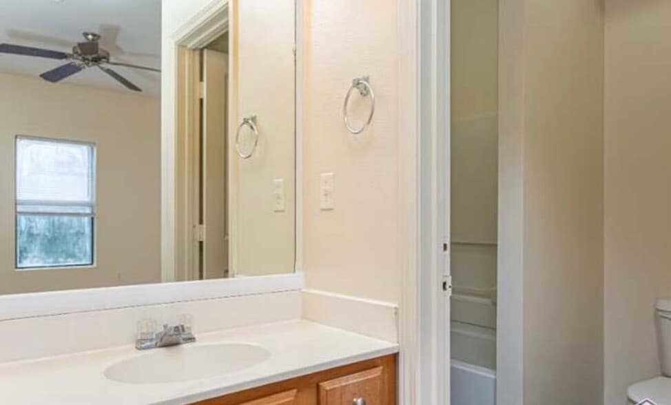 Building Photo - 373 Community College Dr