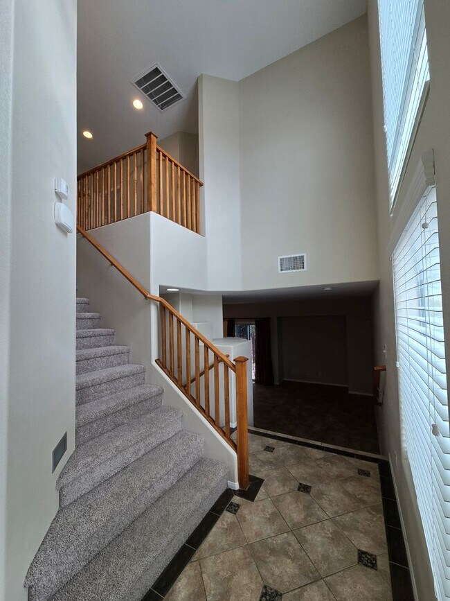 Building Photo - Guard Gated wonderful community 3 Bedroom Townhome!