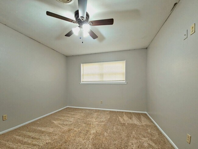 Building Photo - 4 Bedroom Home Near LCU with HUGE Bonus Room