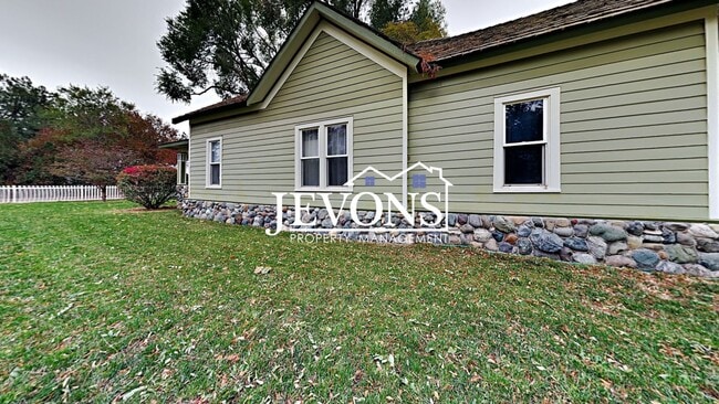 Building Photo - Charming 3-bedroom home with fenced backya...