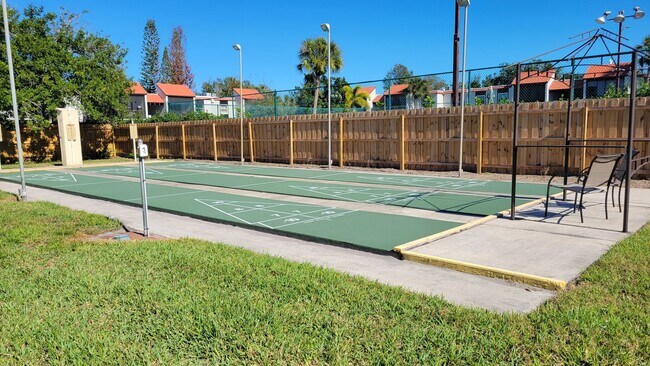 Building Photo - Annual turnkey/seasonal furnished ground floor condo in 55+ Community in Sarasota