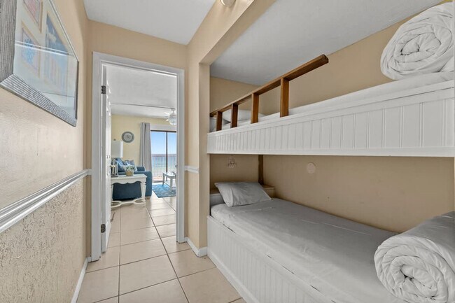 Building Photo - 8743 Thomas Dr