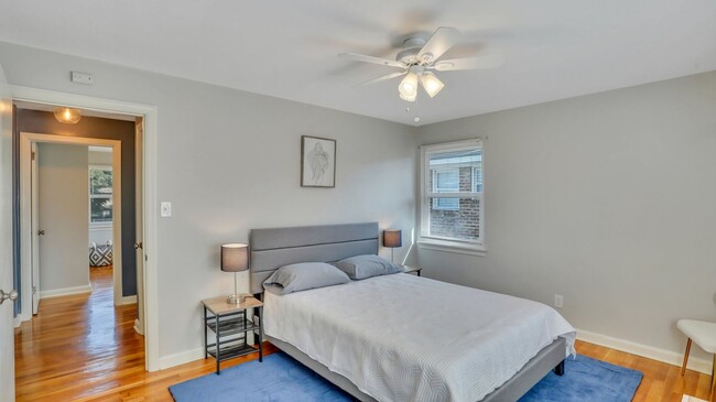 Building Photo - Fully Renovated Units Move-in Ready!