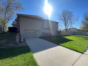 Building Photo - Home For Rent Bellevue.