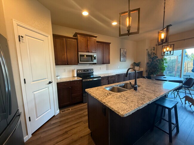 Building Photo - 724 Pioneer Dr