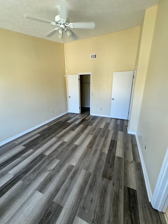 Building Photo - Great Two Bedroom-Freshly Remodeled-$500.00 off first months rental rate with approved application!
