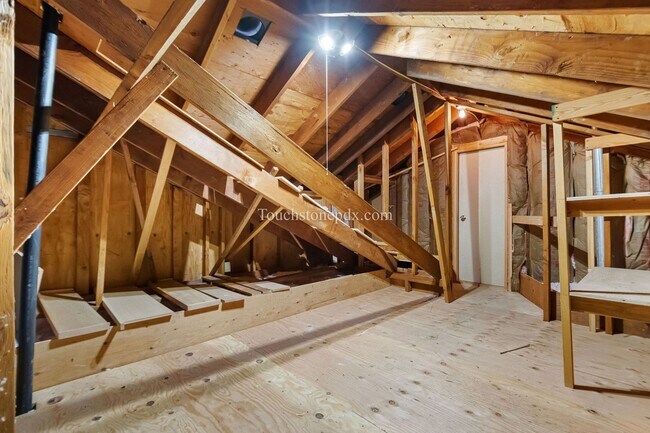 Building Photo - Move in by June 15 and get 2 weeks FREE! Charming Beaverton Home with Fireplace, Deck, and Attach...