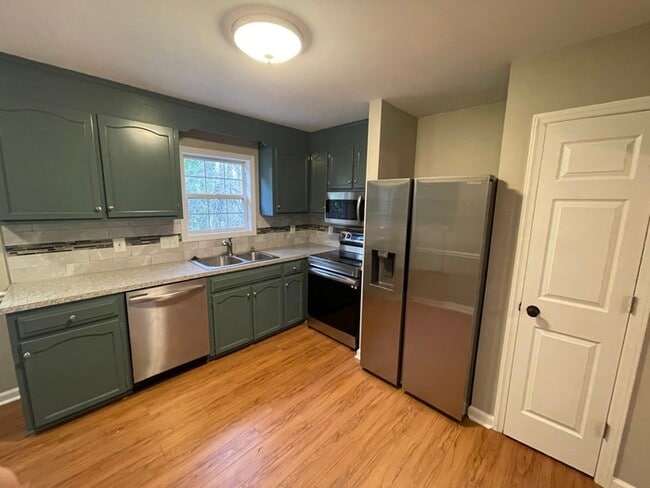 Building Photo - 2 bedroom 1 bath renovated home