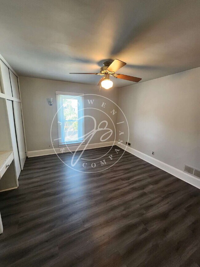 Building Photo - "Charming 2 possible 3-Bedroom Home on Uta...
