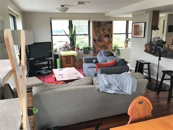 Building Photo - 197 Sidney St