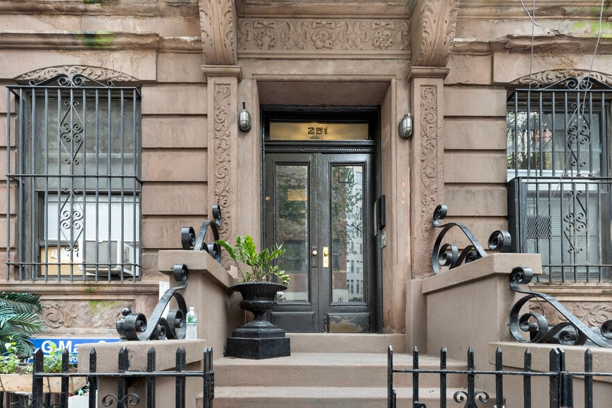 Building Photo - 251 W 18th St