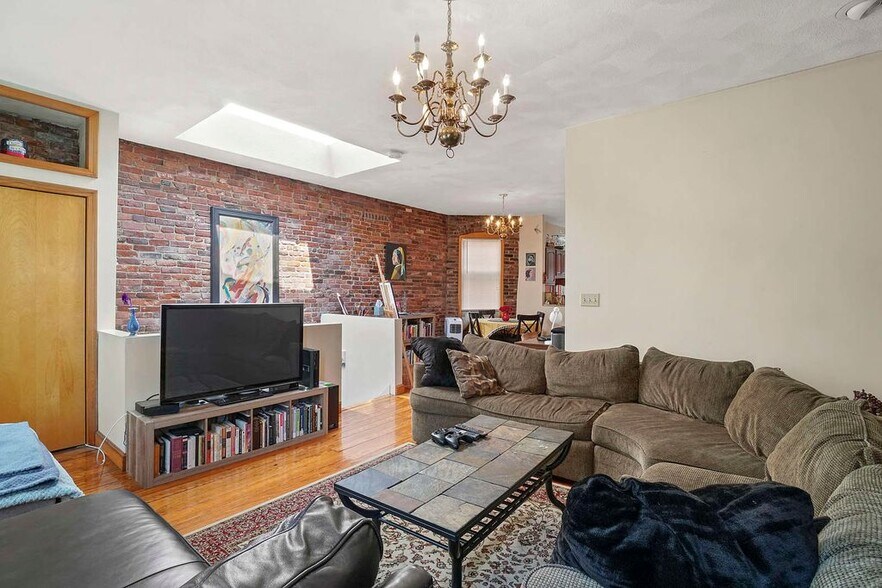 Building Photo - 67 Baldwin St