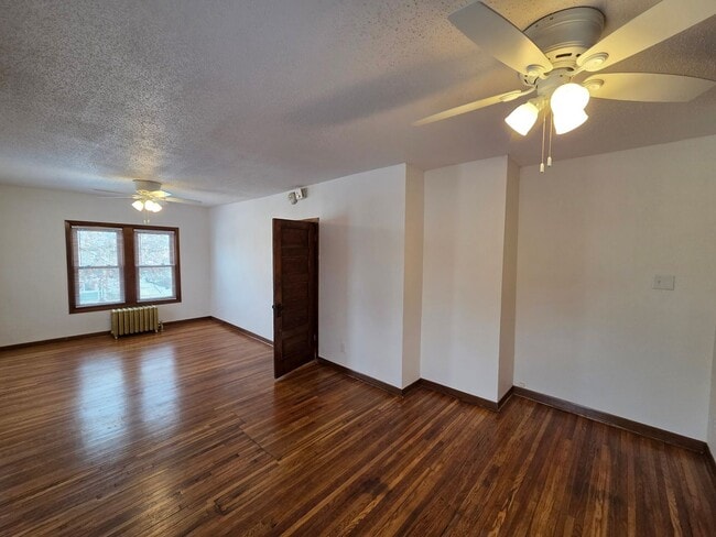 Building Photo - Beautiful and large Cedar Falls House