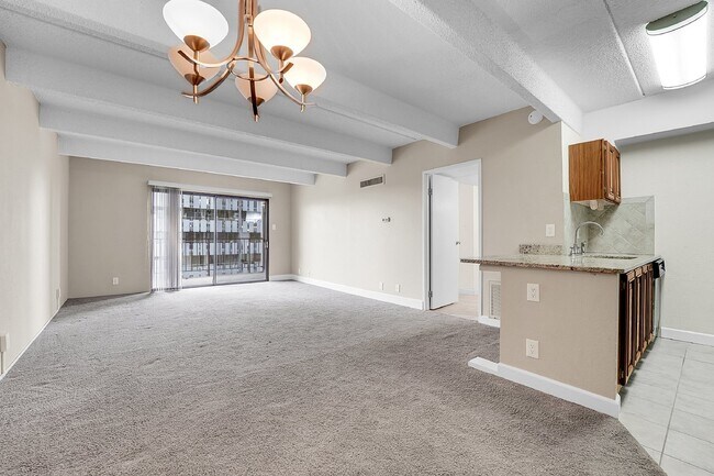 Building Photo - $1,395.00, stunning 1 bed, 1 bath condo in...