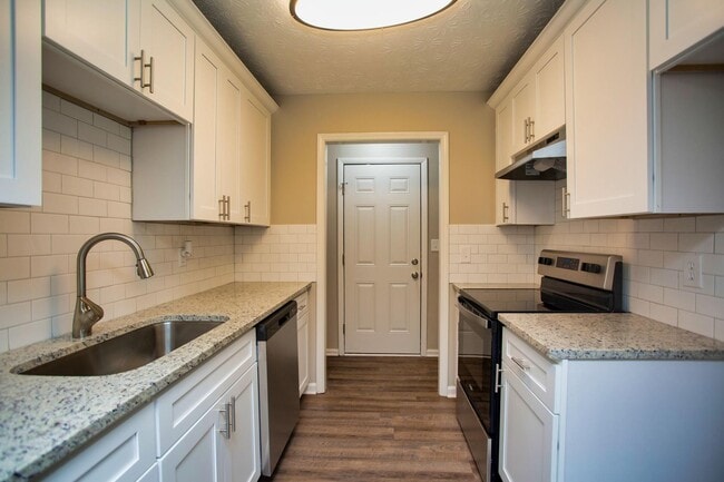 Building Photo - ** 3 Bed 2 Bath located off Wares Ferry rd...