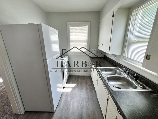 Building Photo - Large Renovated Studio- SPECIAL! First Month Rent Free