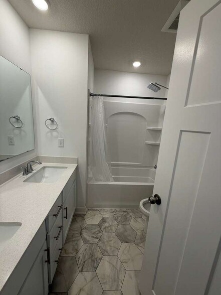 Building Photo - 10604 Heron Ave S