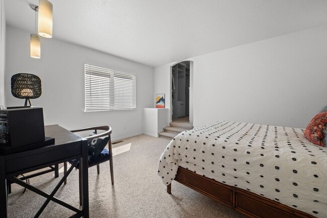 Building Photo - 2062 Hyacinth Rd