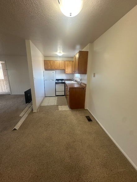 Building Photo - 673 E 6th Ave