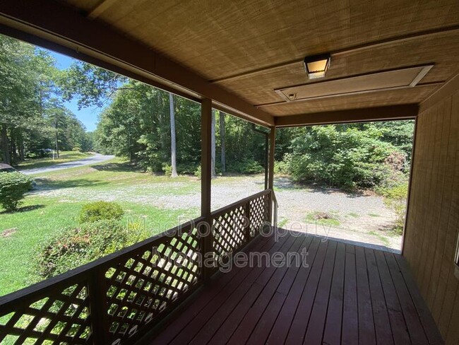 Building Photo - 104 Waverly Dr