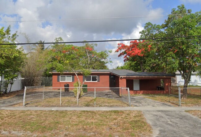 Building Photo - Large 4-1 house with Central AC