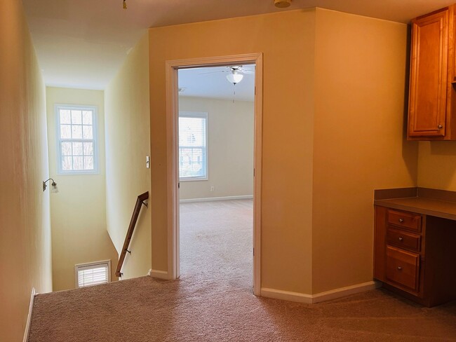 Building Photo - HOA community, swim/tennis, 2 bed, 2bath, ...