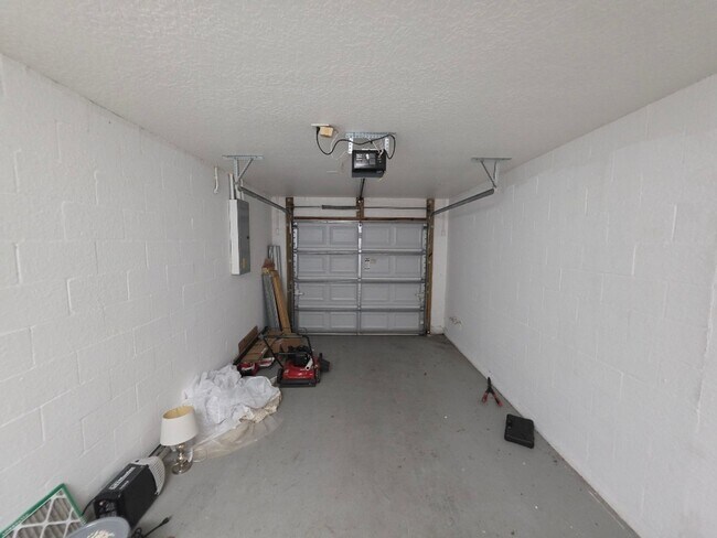 Building Photo - Beautiful 3 Bedroom 2 Bathroom Daytona Beach Home