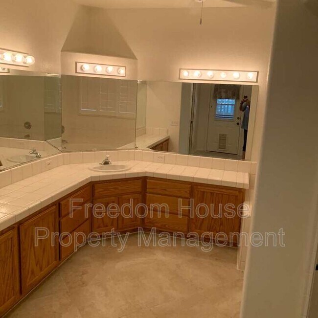 Building Photo - 3260 Helicopter Ave