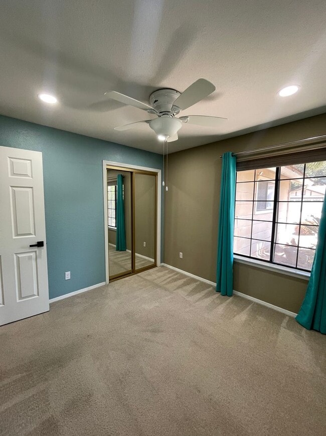 Building Photo - 3 Bedroom / 2 Bathroom for Rent $2,500