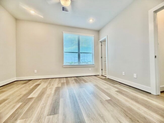 Building Photo - 1254 N Post Oak Rd