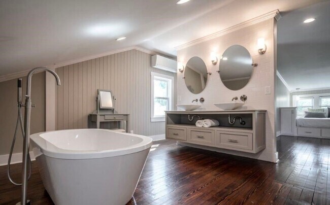 Building Photo - Gorgeous Renovated Highlands Bungalow – Av...