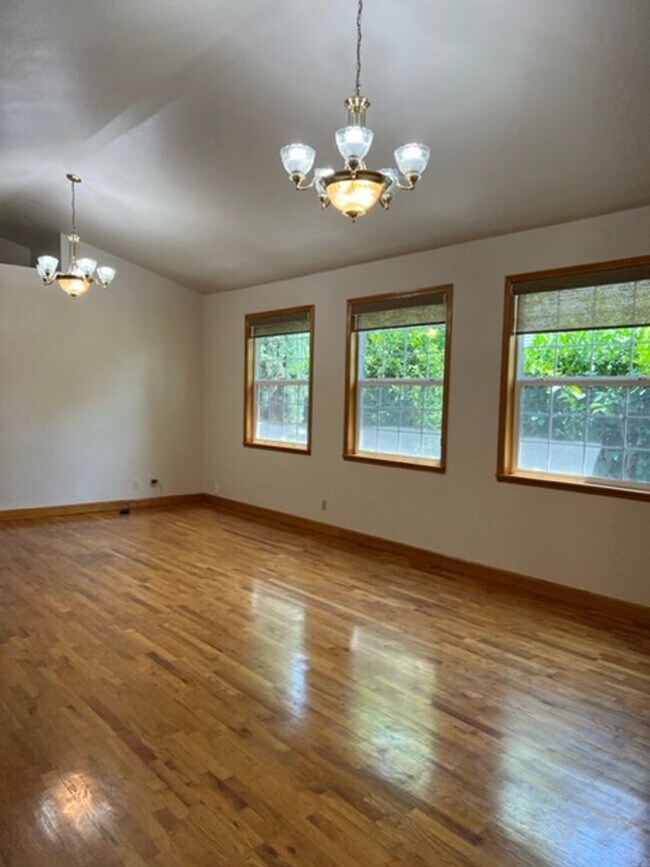 Building Photo - Beautiful Single Story home in Carmichael, 4+2, Large living area, 2 garages.