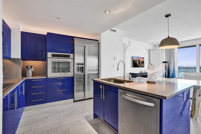 Building Photo - 3101 Bayshore Dr