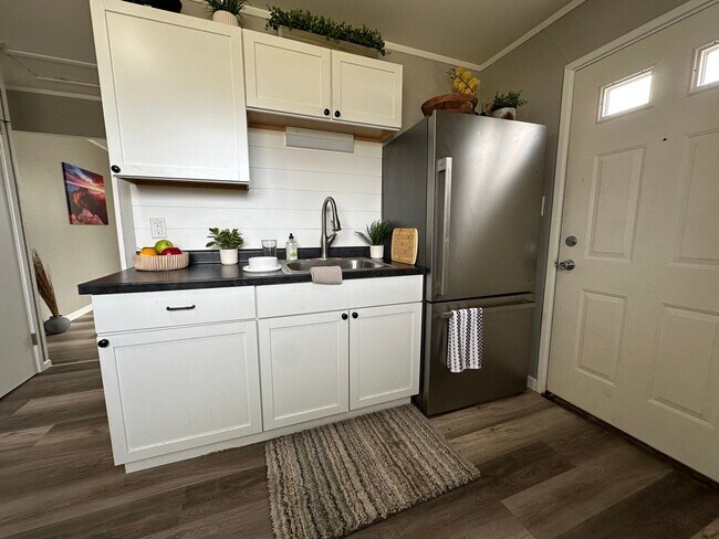 Building Photo - Spacious 2 bed, 1 bath home for rent in NE Waterloo available IMMEDIATELY .