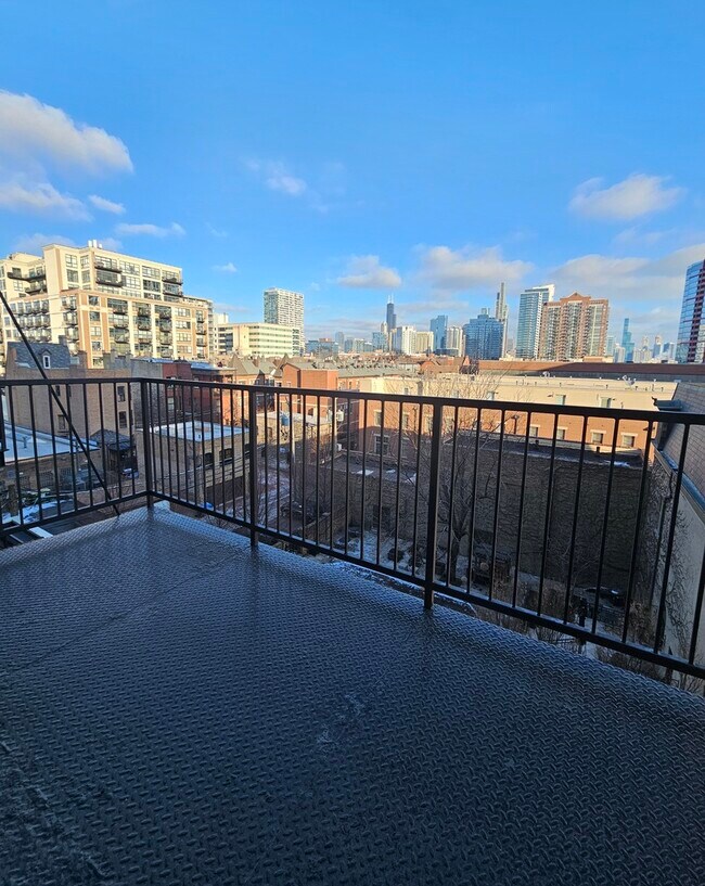 Building Photo - 320 E 21st St