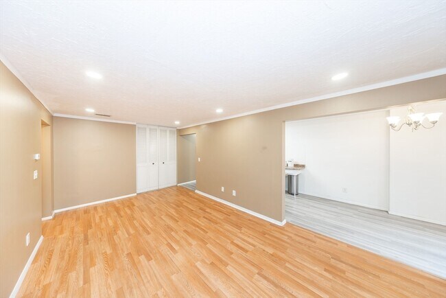 Building Photo - 30 Shrewsbury Green Dr