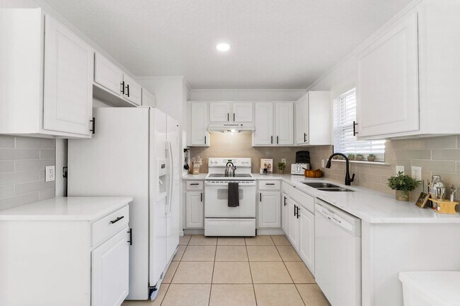 Building Photo - 550 Lena St