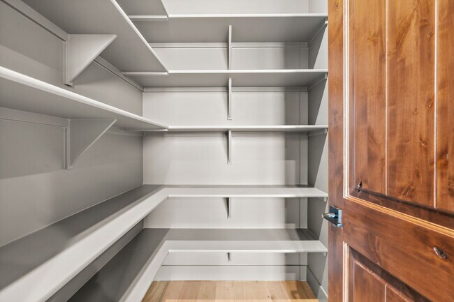 Building Photo - 116 S Carbon Rivet Ave