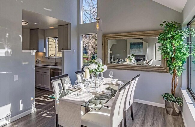 Building Photo - 1157 Shoreline Dr