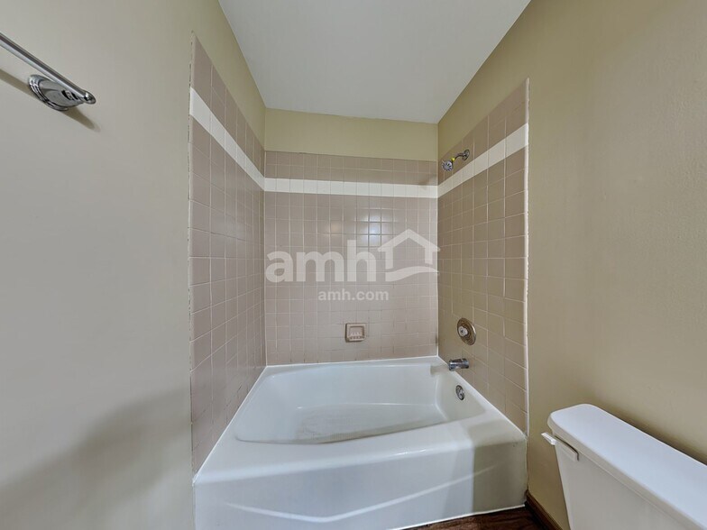 Building Photo - 4506 W Riverside Dr