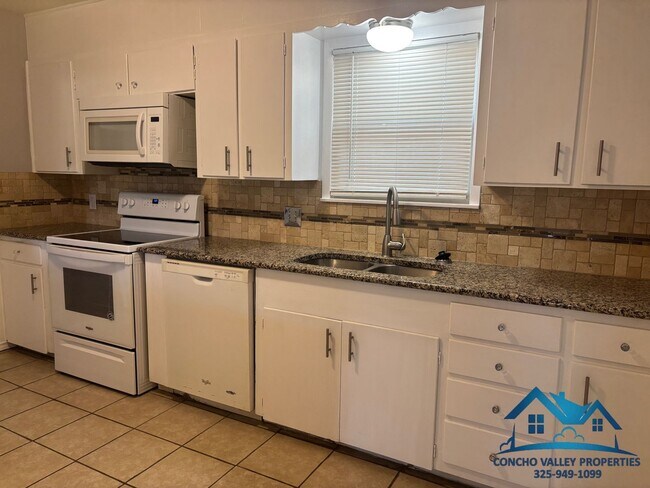 Building Photo - For Rent - 4 Bed/2 Bath near ASU - 1934 A&M Ave