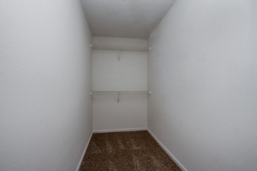 Building Photo - 2041 Dutch Elm Dr