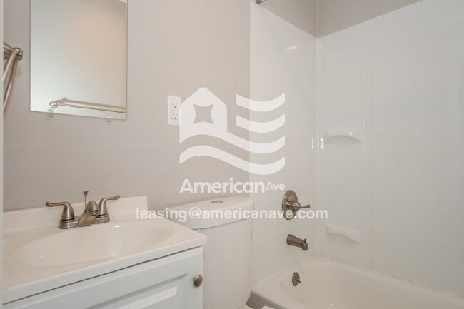 Building Photo - 1260 Summerlea Ave