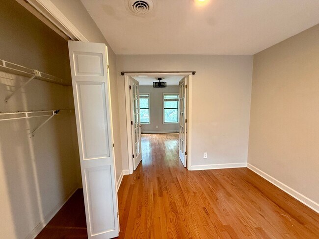 Building Photo - Quaint East Nashville Townhome
