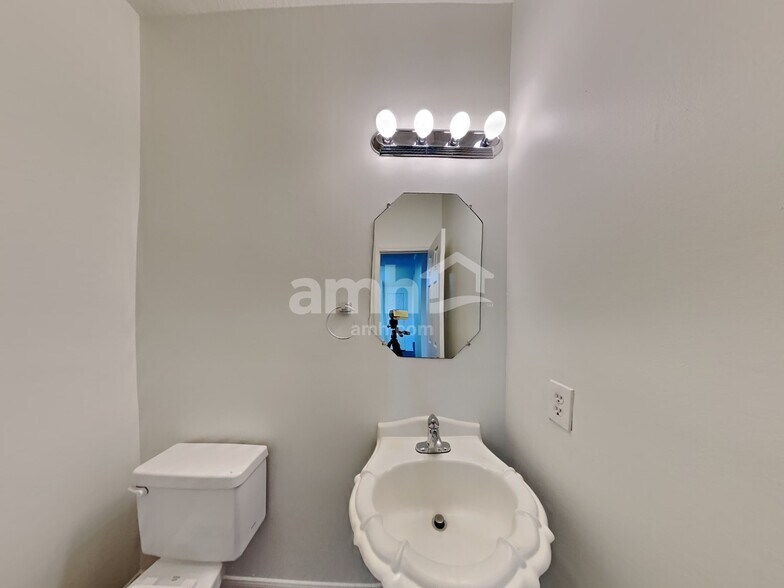 Building Photo - 2911 Linda Dr